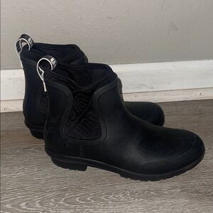 Ugg Black Ankle Rain Boots Sherpa lined spring size 6 casual shoes chevonne